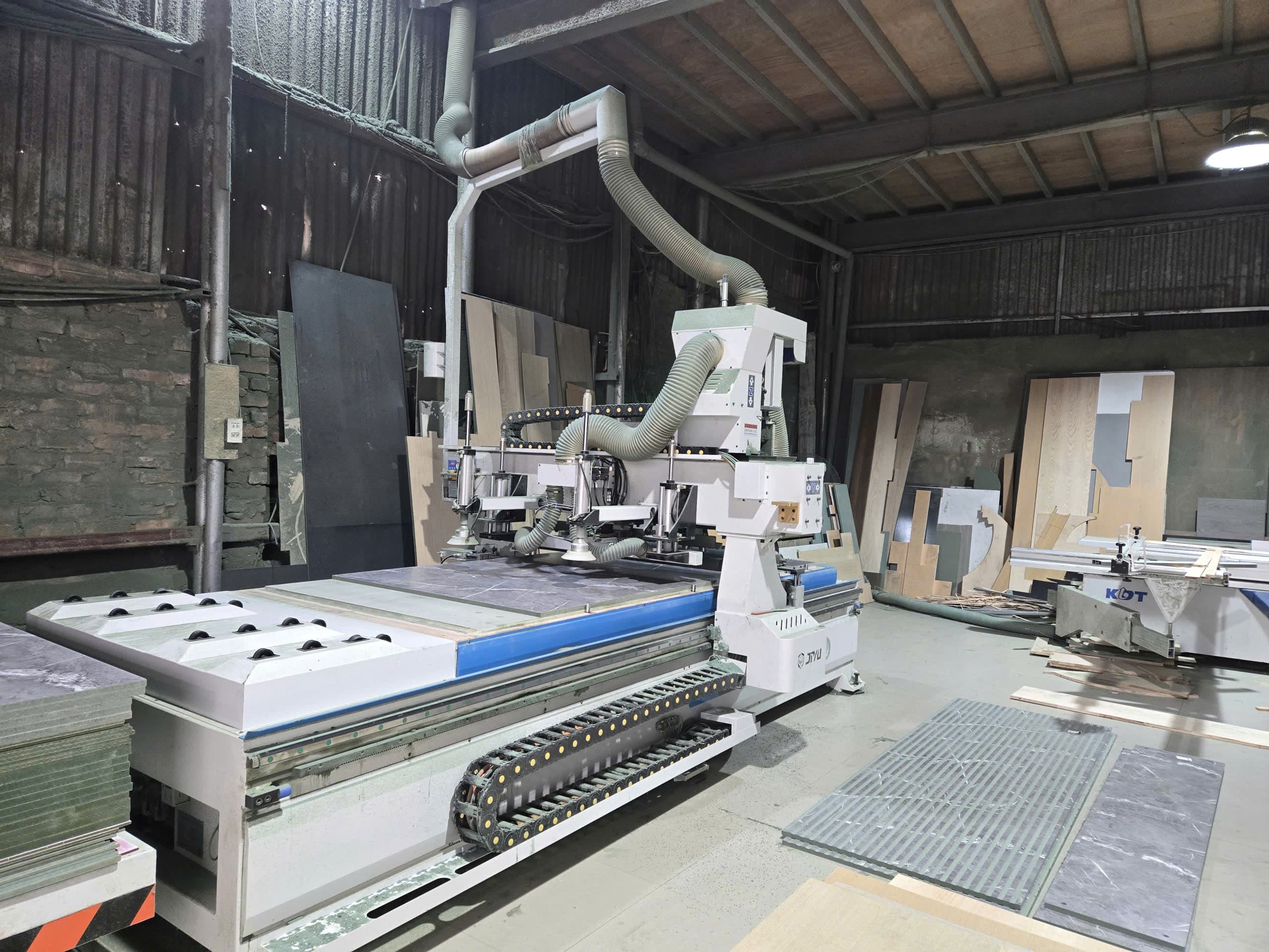 Máy CNC gia công gỗ tại xưởng Mộc Zó
